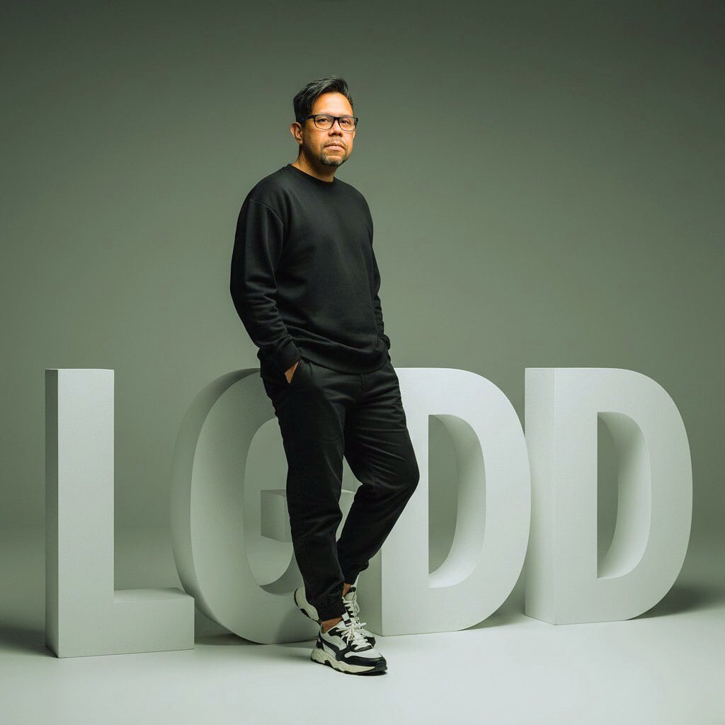 No solo oímos música, la interrogamos. 🎶 En #LosGeniosDetrásDe revelamos la arquitectura sonora oculta en tus canciones favoritas.
Nuestro método:
🔬 INVESTIGAR: La verdad técnica y humana.
🔍 DESCUBRIR: El "error" que se volvió un clásico.
✨ INSPIRAR: A los genios del mañana.