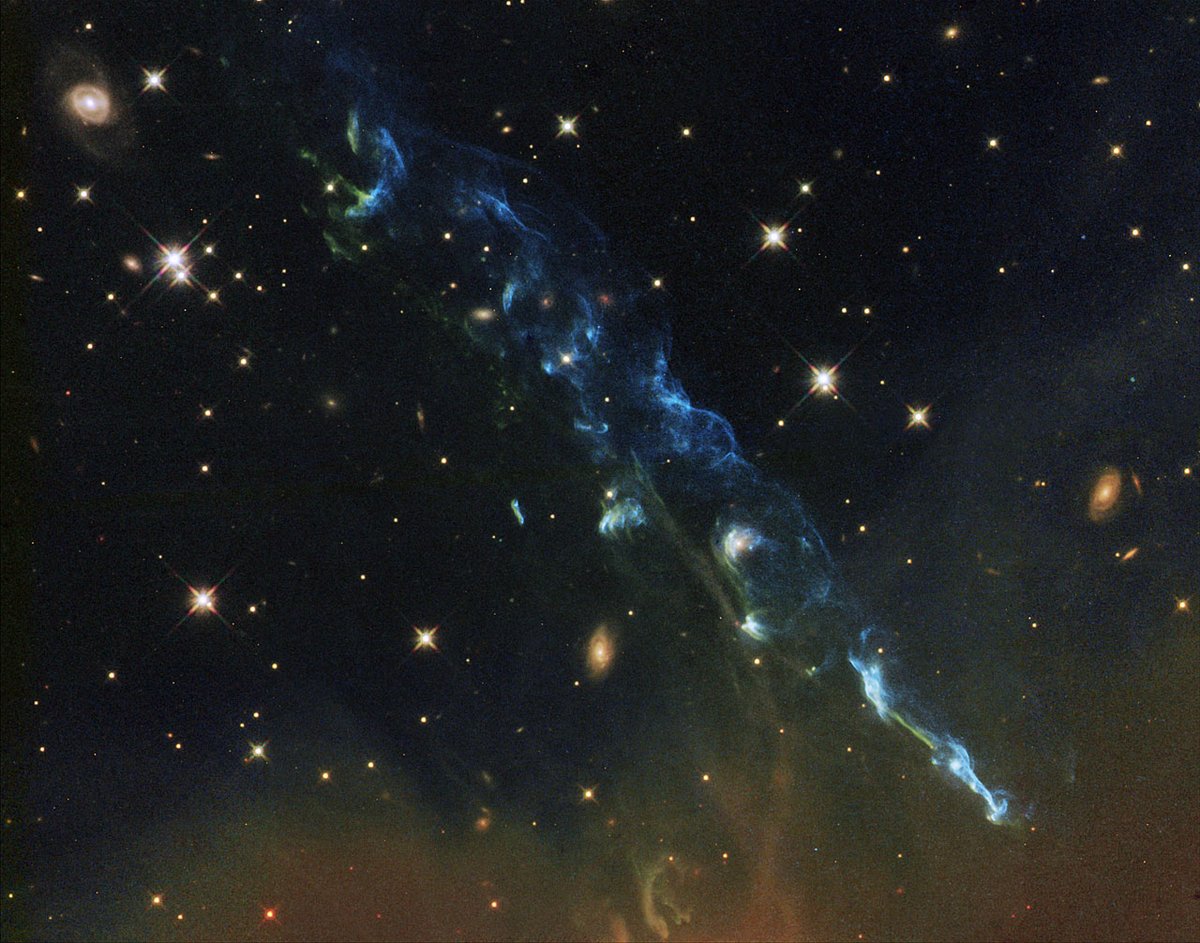 Our #HubbleTopImage features a geyser of hot gas flowing from a newborn star! 👶⭐ 1/3