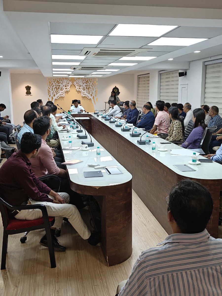 केन्द्रीय माल एवं सेवाकर, वडोदरा-I आयुक्तालय में हिंदी पखवाड़ा 2025 का समापन समारोह संपन्न हुआ, जिसमें आदरणीय प्रधान आयुक्त महोदय ने विजेताओं को प्रशस्ति पत्र प्रदान किए। इस अवसर पर राजभाषा हिंदी के संवर्द्धन एवं प्रयोग पर विशेष बल दिया गया। <a href="/RajbhashaVibhag/">राजभाषा विभाग , गृह मंत्रालय, भारत सरकार</a> <a href="/cbic_india/">CBIC</a>