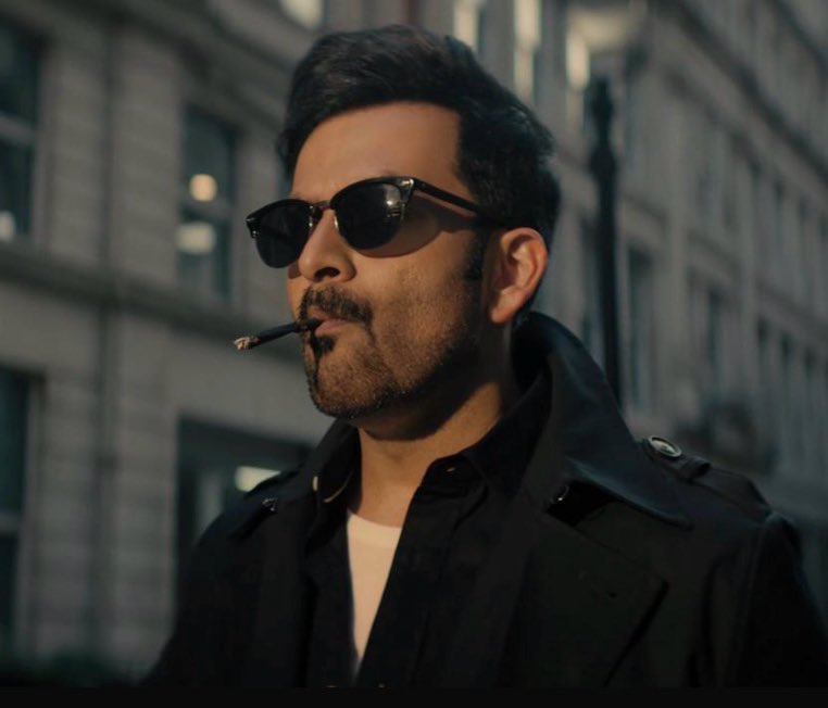 Jinn_707's tweet photo. From the #Khalifa glimpse, one thing is clear 🥵 —

#UnniMukundan has way more Action, Swag , and Aura 👍🏻.

If you look closely at #Prithviraj you can’t even tell whether it’s a cigarette or a lollipop in his mouth 🍭😂

Now They are trying to copy #Marco’s Mass style 😁 https://t.co/xIaVM64drG