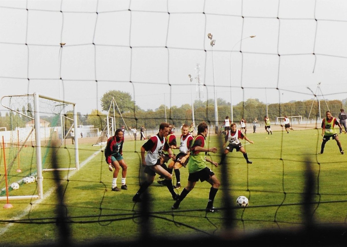 NavetBenjamin's tweet photo. Séance d’entraînement au Camp des Loges, en 1995.
Au plus près des supporters !

📸: collection personnelle @NavetBenjamin 

#PSG #TeamPSG #ParisSaintGermain
#jesuissupporterduparissaintgermain #CampdesLoges https://t.co/dQnH7PvTMk
