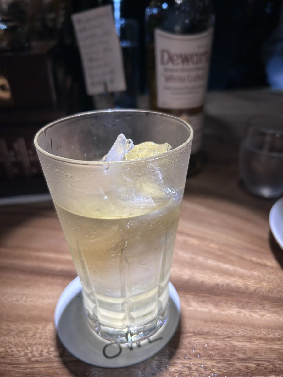 fwgc9446's tweet photo. 仕事帰りにBARでひと息✨
マスター渾身のカクテル「茜さす」は、華やかな見た目に奥深い味わいが重なってとても美味しかったです🍸
「スモーキーなハイボール」も最高でした😊
#BarOwl https://t.co/eLLh50hxrx
