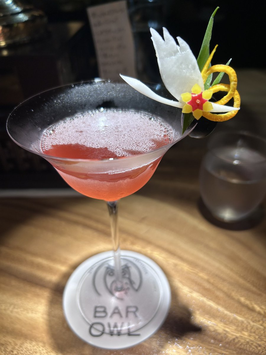fwgc9446's tweet photo. 仕事帰りにBARでひと息✨
マスター渾身のカクテル「茜さす」は、華やかな見た目に奥深い味わいが重なってとても美味しかったです🍸
「スモーキーなハイボール」も最高でした😊
#BarOwl https://t.co/eLLh50hxrx