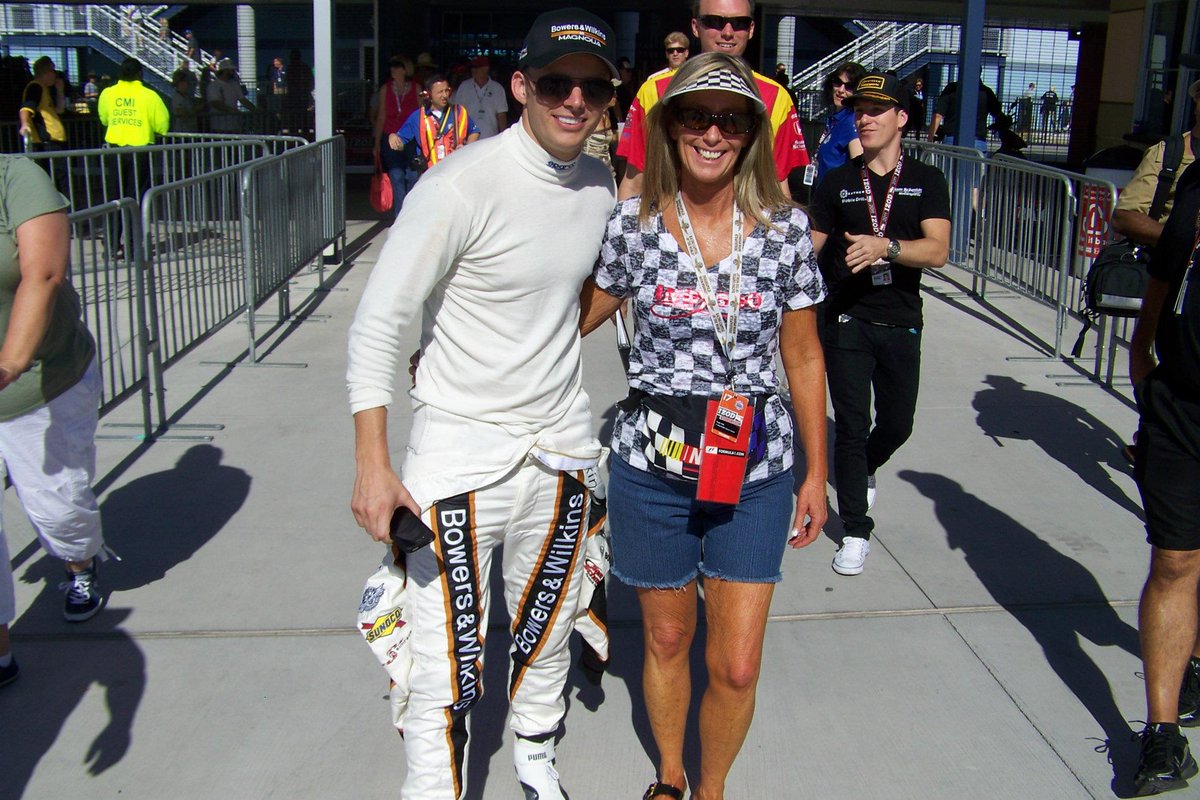ebarnes442's tweet photo. Damn. It's been 14 years now. Time goes by so quickly.
@akholt63
and the late Dan Wheldon as Dan heads to what would end up being his final driver's meeting at Las Vegas Motor Speedway, Oct. 16, 2011.
#RIPLionheart https://t.co/Dog4FLkhiz