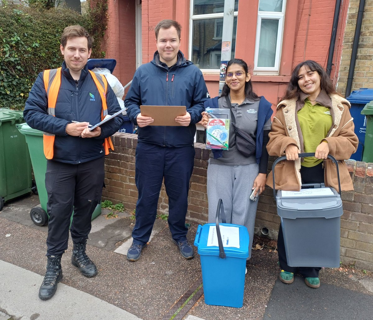 🚪 Our Recycling and Waste Reduction Team has teamed up with <a href="/oxford_brookes/">Oxford Brookes University</a> and together they are out and about in Oxford today, chatting with residents and students about managing waste properly &amp; keeping communities clean! 🌍💚 
Questions?👉 oxford.gov.uk/recycling-waste