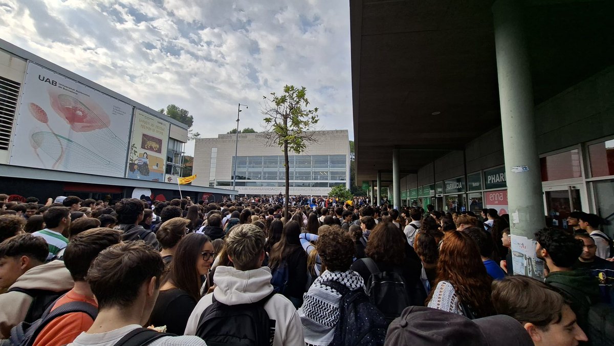 SindicaEstudian's tweet photo. La UAB no es lugar para fascistas. Cientos de estudiantes estamos defendiendo una Universidad pública libre de los discursos de odio de la extrema derecha.

Vito Quiles, no ets benvingut! #NoPasarán https://t.co/zXdSnxUIii