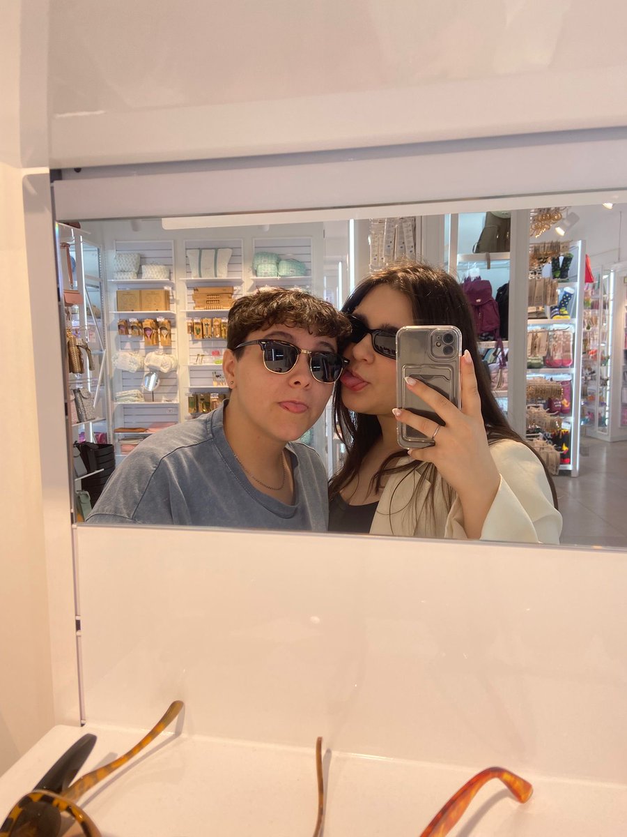 secção de oculos da ale hop we love you 
março/abril/outubro