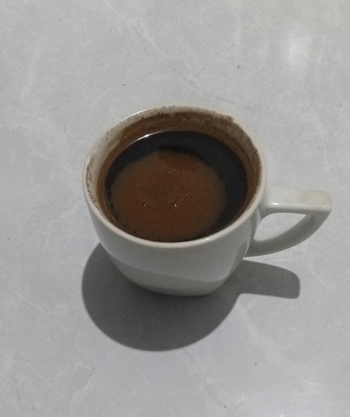 Ngopi cangkir cilik.