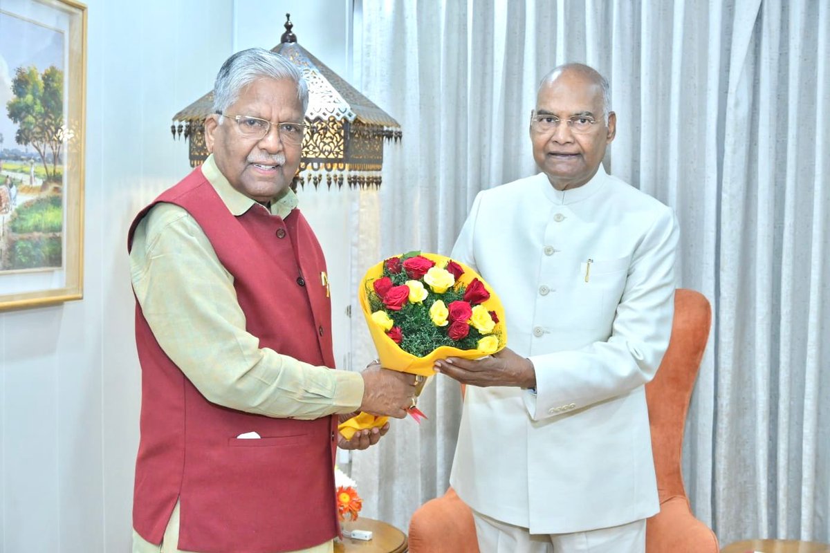 ashokbajpaibjp's tweet image. आज नई दिल्ली में भारत गणराज्य के महामहिम पूर्व राष्ट्रपति एवं मेरे शुभचिंतक, आदरणीय श्री रामनाथ कोविंद जी से आत्मीय भेंट कर देश के विभिन्न समसामयिक विषयों पर सार्थक चर्चा हुई तथा उनका स्नेहिल मार्गदर्शन प्राप्त हुआ। 

इस अवसर पर मैंने उत्तर प्रदेश के लौह पुरुष श्रद्धेय चंद्र भानु…