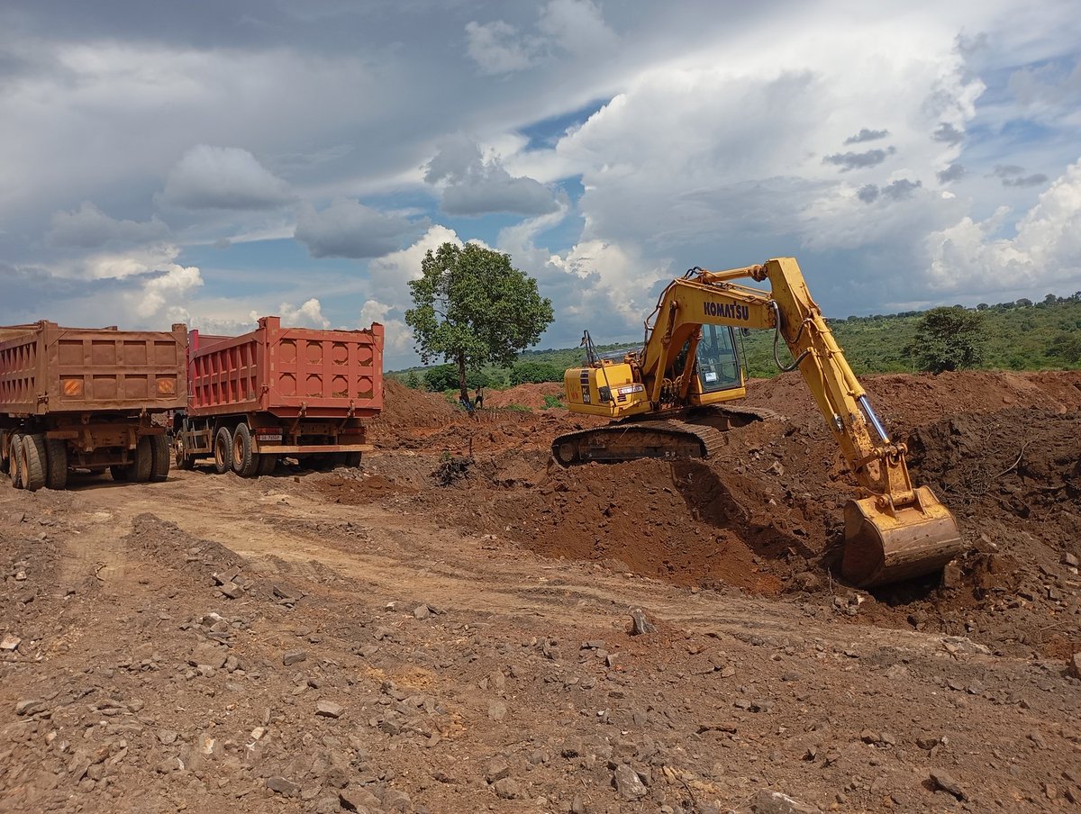 VictoriaEquipm1's tweet photo. Site visit and equipment inspection at Zhongmei Engineering’s project site in Yumbe, Kirila, where our Komatsu PC210 Excavator is actively supporting the Koboko–Moyo–Yumbe road upgrade. Proud to see our equipment powering Uganda’s infrastructure development with much reliability https://t.co/zkn119ZeW4