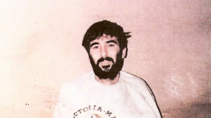 cohen_meirav's tweet photo. היום לפני 39 שנים, ב־16 באוקטובר 1986, נפל הנווט רון ארד בשבי בלבנון.
אחרי פחות משנה הקשר איתו נותק, וממאי 1988 - לא נודעו עקבותיו.
מאז התחלפו דורות של לוחמים, והתחלפו ממשלות, והופרחו מילים גדולות, והמציאות - לא השתנתה. לא עבור רון, ולא עבור המשפחה. 
מעל כל המדינה מרחף צל של חוב שלא נפרע. 
ושוב אנחנו במציאות שבה יש חטופים, ושוב יש הבטחות ומילים גדולות. 
הפעם - אסור שנאבד שוב את האחים שלנו בשבי.
עד החטוף האחרון 🎗🇮🇱