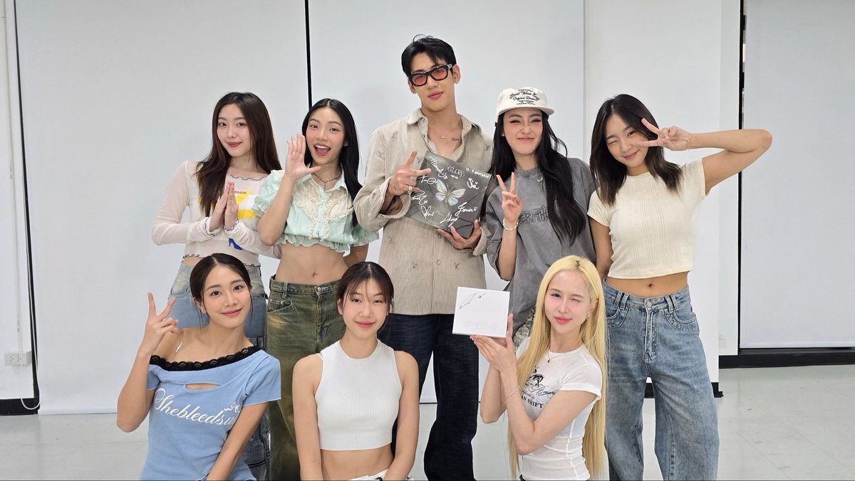 When " GLOW " meets " HOMETOWN "
4EVE swapping albums with P’ BamBam

<a href="/BamBam1A/">BamBam🇹🇭</a> 
#แบมแบม #BamBam 
#HOMETOWN #GLOW
#4EVE #XOXOentertainment