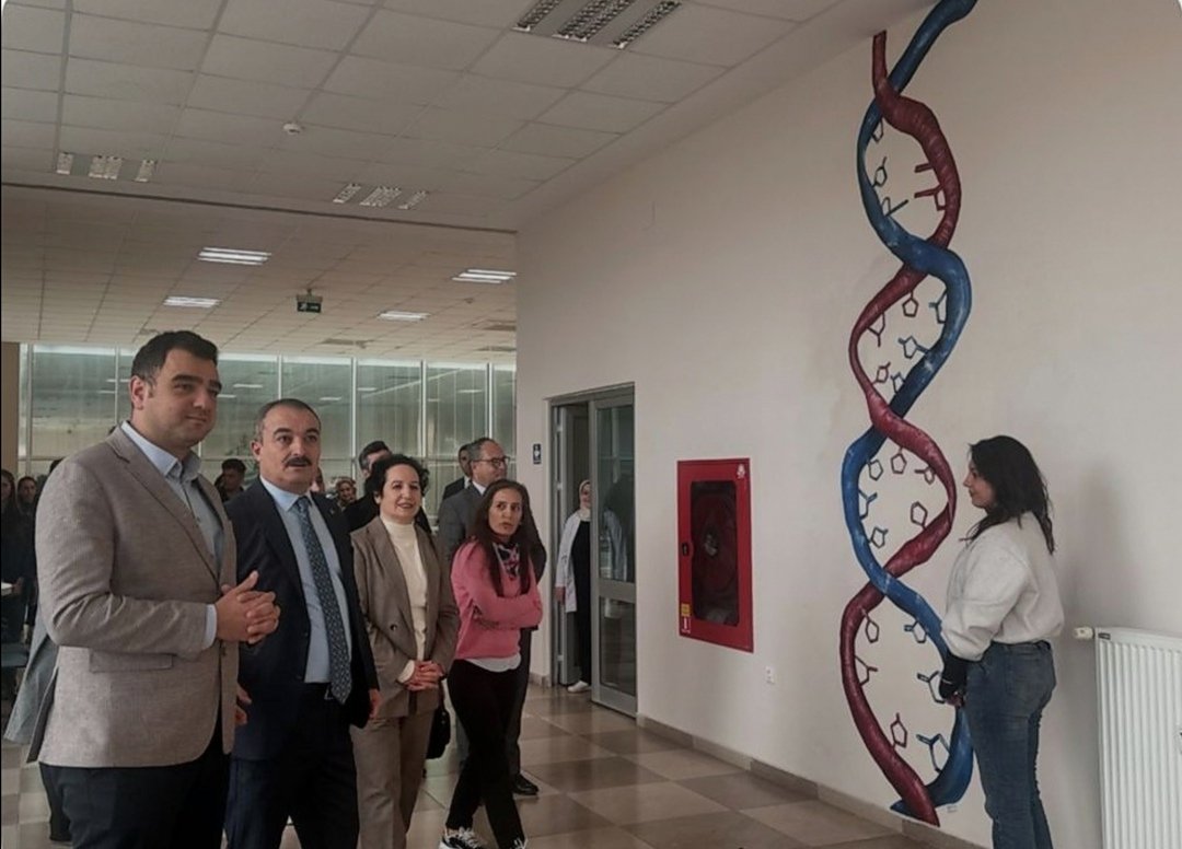 CorumTeknokent's tweet photo. Hitit Üniversitesi GSF Resim Bölümü öğrencilerinin katkılarıyla hazırlanan Teknokent duvar resimleri, Rektörümüz Prof. Dr. Ali Osman Öztürk’ün ziyaretiyle açıldı.
Emeği geçen tüm hocalarımıza ve öğrencilerimize teşekkürler! 🎨🌿

#ÇorumTeknokent #HititÜniversitesi #HititGTMF https://t.co/yLXiBeyKae