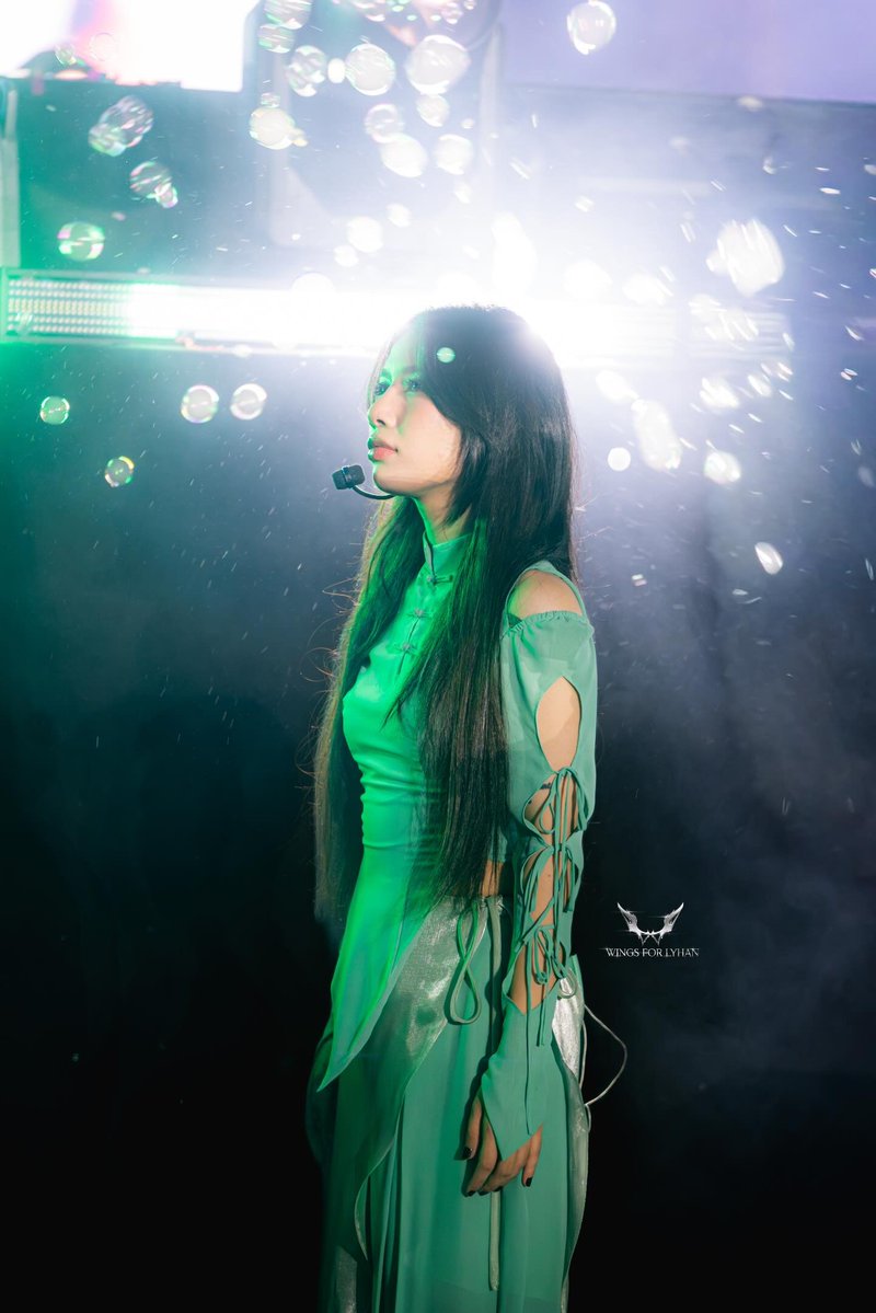 wingsforlyhan's tweet photo. [20251011] -EM CHỈ LÀ-LYHAN at Em Xinh Say Hi Concert Day 2
🌷🌧️
#LYHAN #EMXINHSAYHICONCERT_DAY2 https://t.co/RE7yXq8wqW