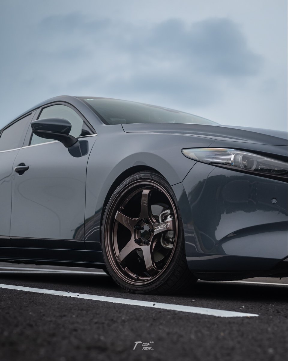 #どこかの誰かに刺さればそれで良い

ホイール変えてほんのちょい下げだけ
でもMAZDA3はそれくらいがちょうどいい気もする