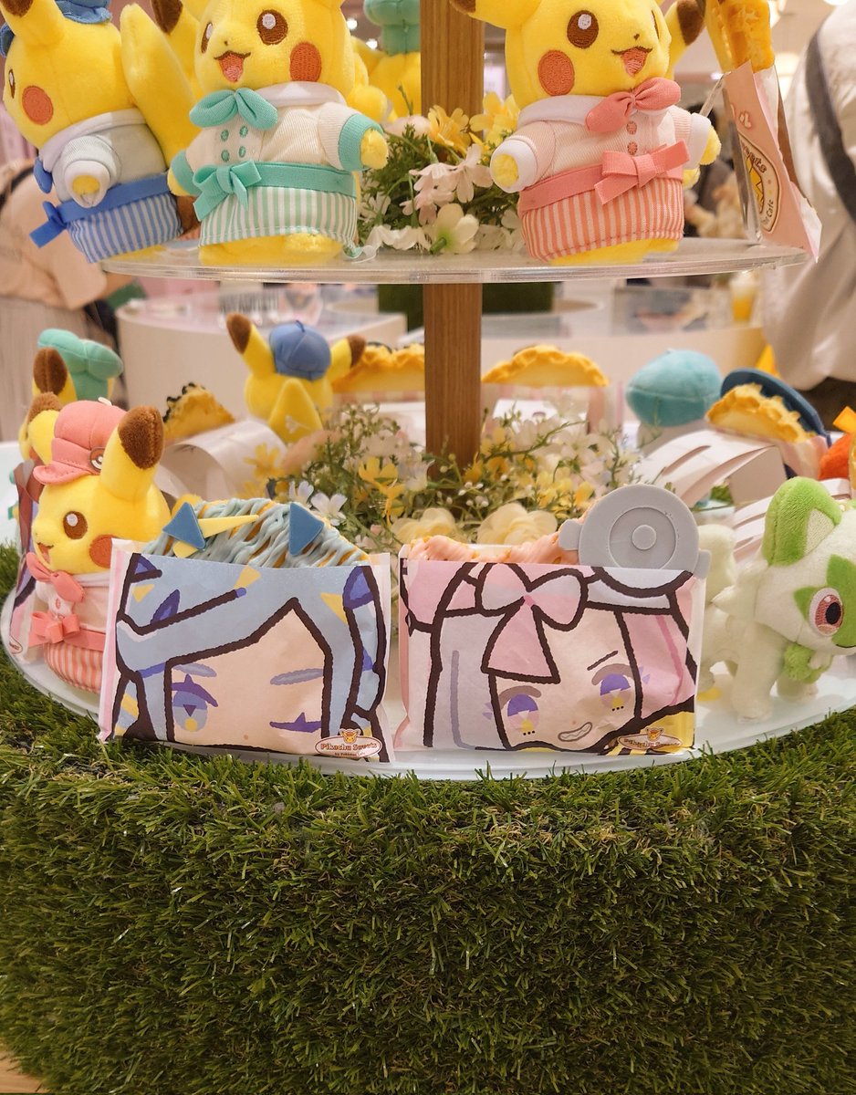 ライブ旅行中に池袋のポケモンカフェも行ってた。ポケッフルはチリちゃん、カードはアオイちゃんだった！ペパアオ推し的に良きなアングルにて📸🥪💙
店内のテーブル(飲食禁止なので撮影だけして外で食べた)に歴代ポケッフルのサンプルが飾られてましたが、グルジャモが隣り合っててニッコリ。