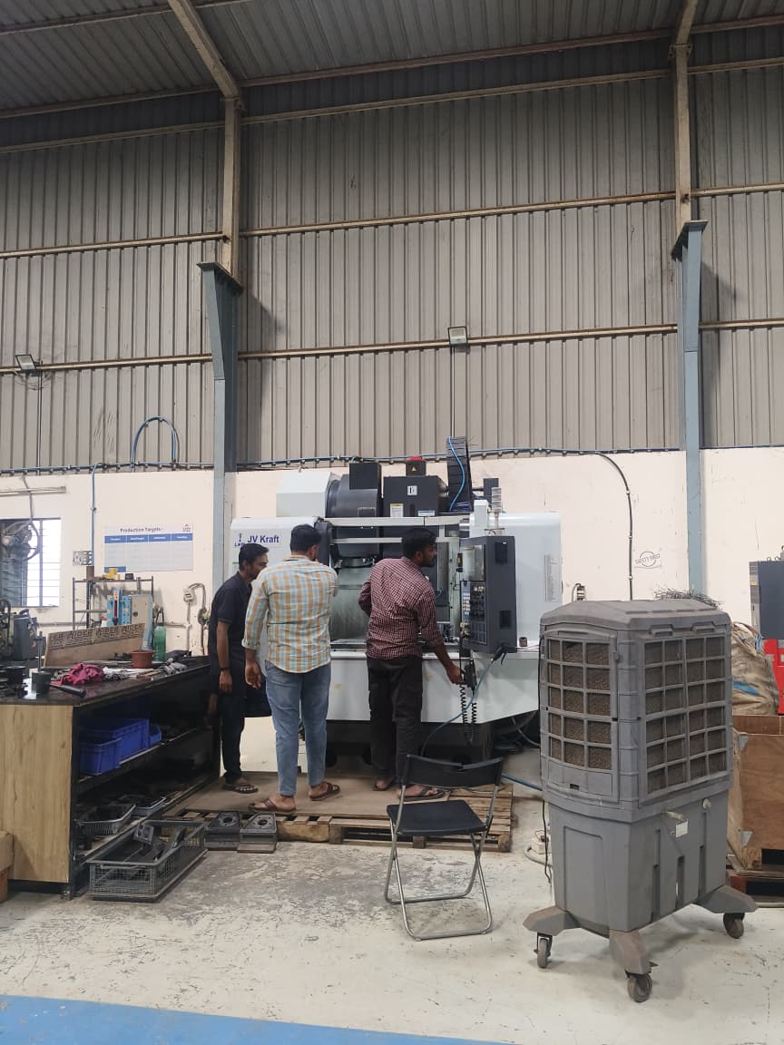 Pragmatickidult's tweet image. Robots, built in Hyderabad.
Ran a 2 day strategy workshop at FarmRobo - an 🇮🇳 startup building robots for farms, poultry sheds, and solar plants. Amazed to see the production and facility.
R1, R2, R5 - designed to cut labour cost and make automation affordable. Global intent!
