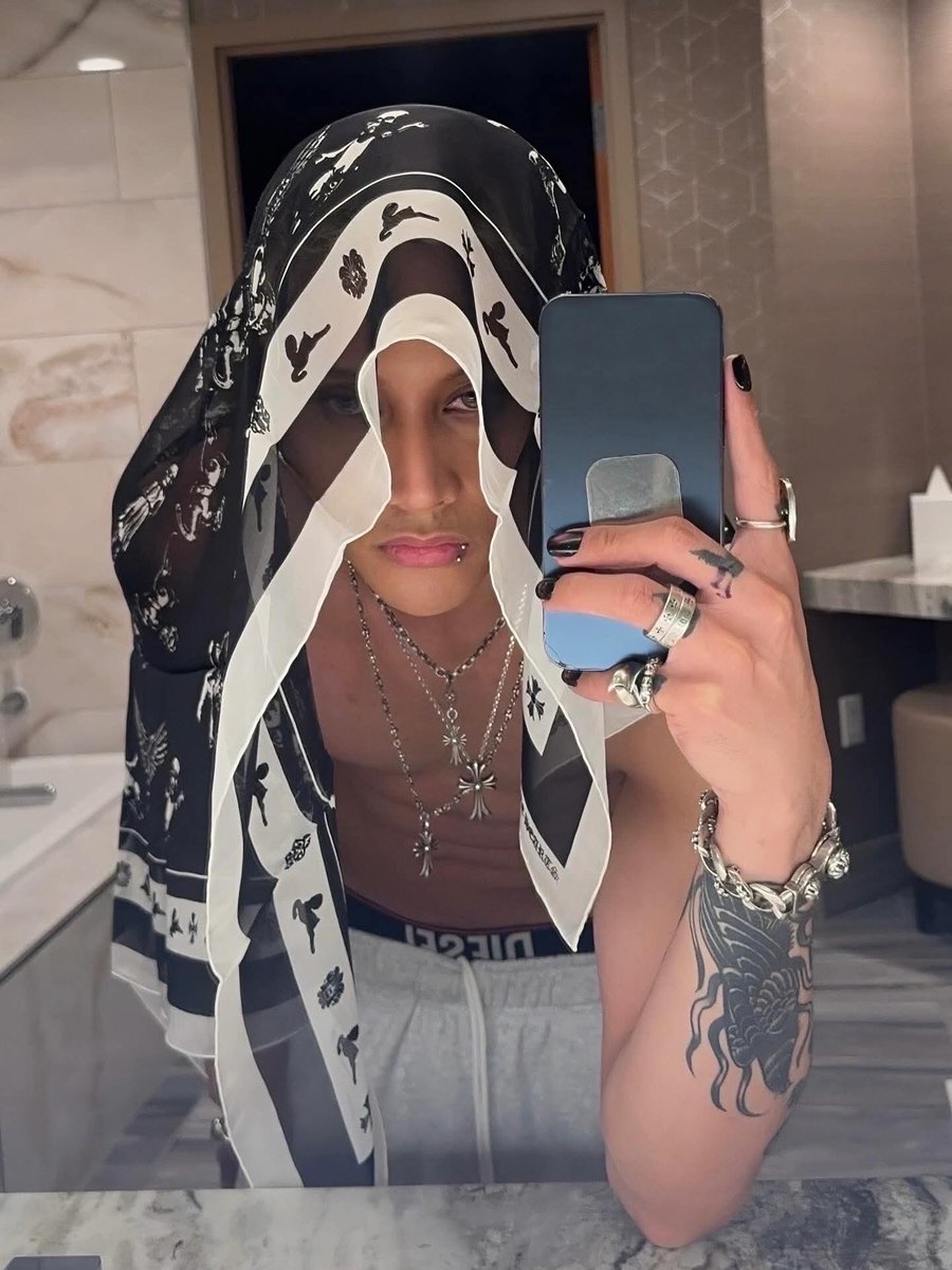 ode_to_felip's tweet image. iba ka talaga bossing hahahahaha 

nasa clear case na phone ko kasi yung 2×2 pic niya, tapos sabi ng kabh ko &quot;ang pogi naman ng nasa cellphone mo&quot;

nakalimutan na niya, napansin na niya yon last month and natanong na niya din sino HAHAHHAHAHa 😭😭😭