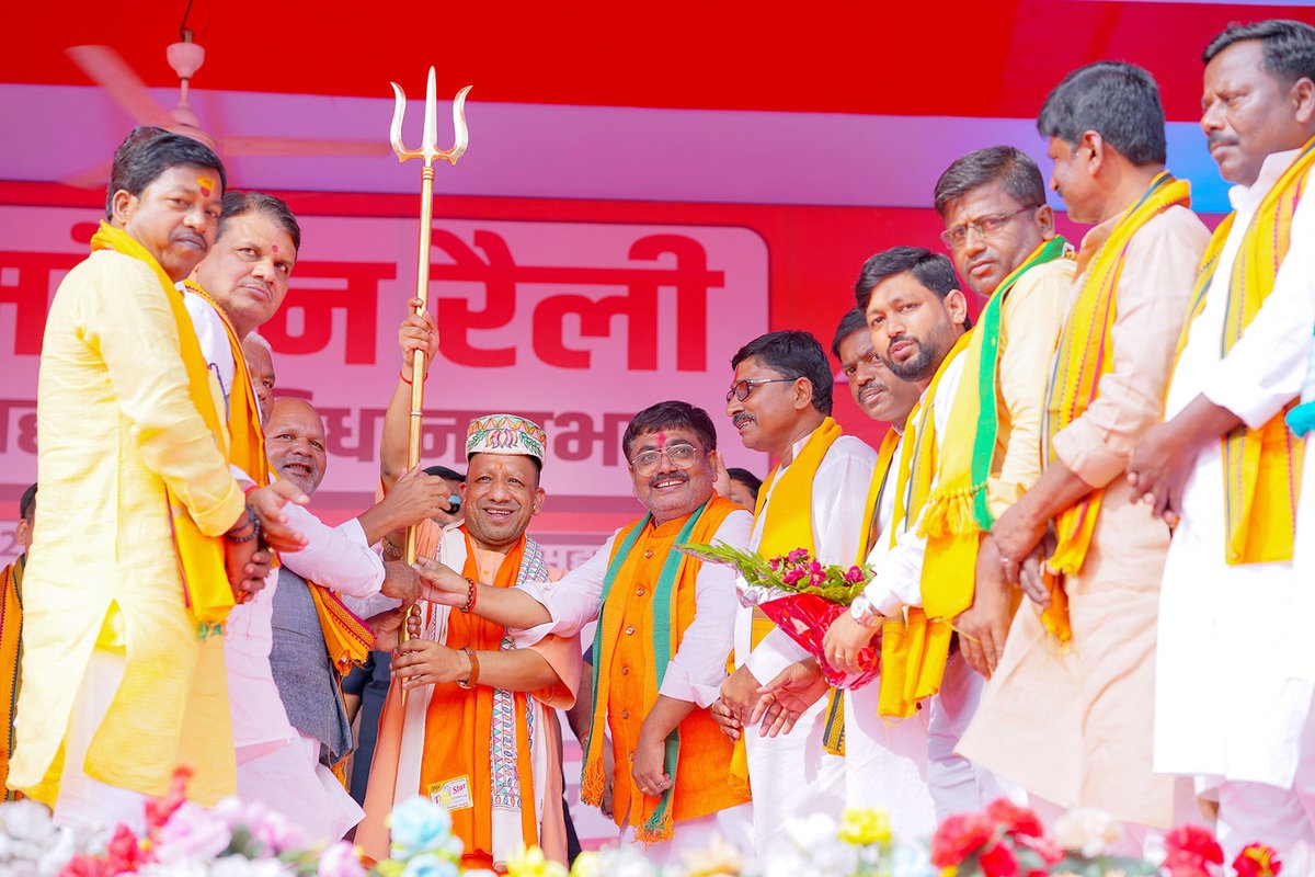 myogiadityanath's tweet photo. बिहार के विकास को कोई बाधित नहीं कर सकता है।

अब कोई बिहार को लालटेन युग में नहीं ले जा पाएगा क्योंकि नीतीश जी के नेतृत्व में बिहार प्रगति एवं उन्नति के सुपथ पर बढ़ चुका है।

सहरसा विधान सभा क्षेत्र वासियों का विश्वास बता रहा है कि यहां सुरक्षा एवं सुशासन का कमल खिलेगा और बिहार विकास के पथ पर डबल स्पीड से बढ़ता रहेगा।

इस स्नेह के लिए हृदय से आभार सहरसा वासियों!
