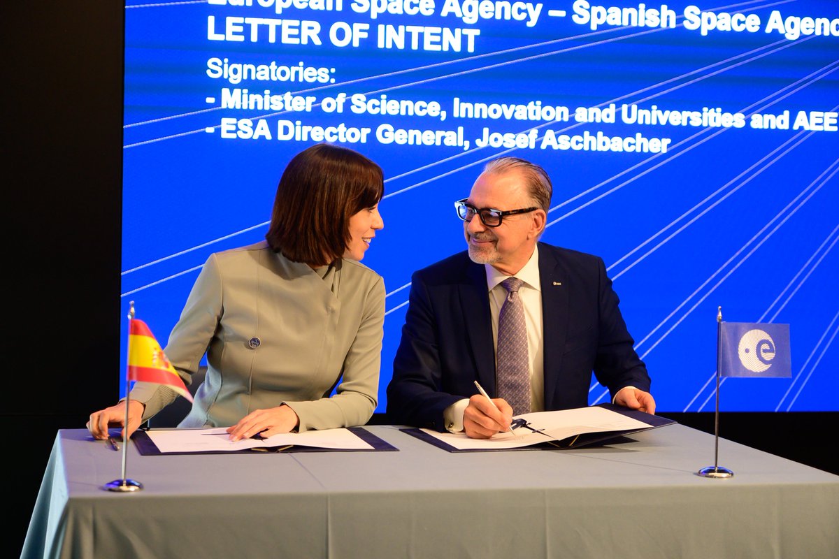 CienciaGob's tweet photo. 🛰️La ministra de @CienciaGob destaca el liderazgo de la industria espacial española, que logra movilizar más de 520 M€ a través de programas con la @esa.
📍@DianaMorantR ha participado hoy en el acto de #50YearsOfESA en España.
https://t.co/WJpk7JJSZj https://t.co/5VZTk9Mm6a