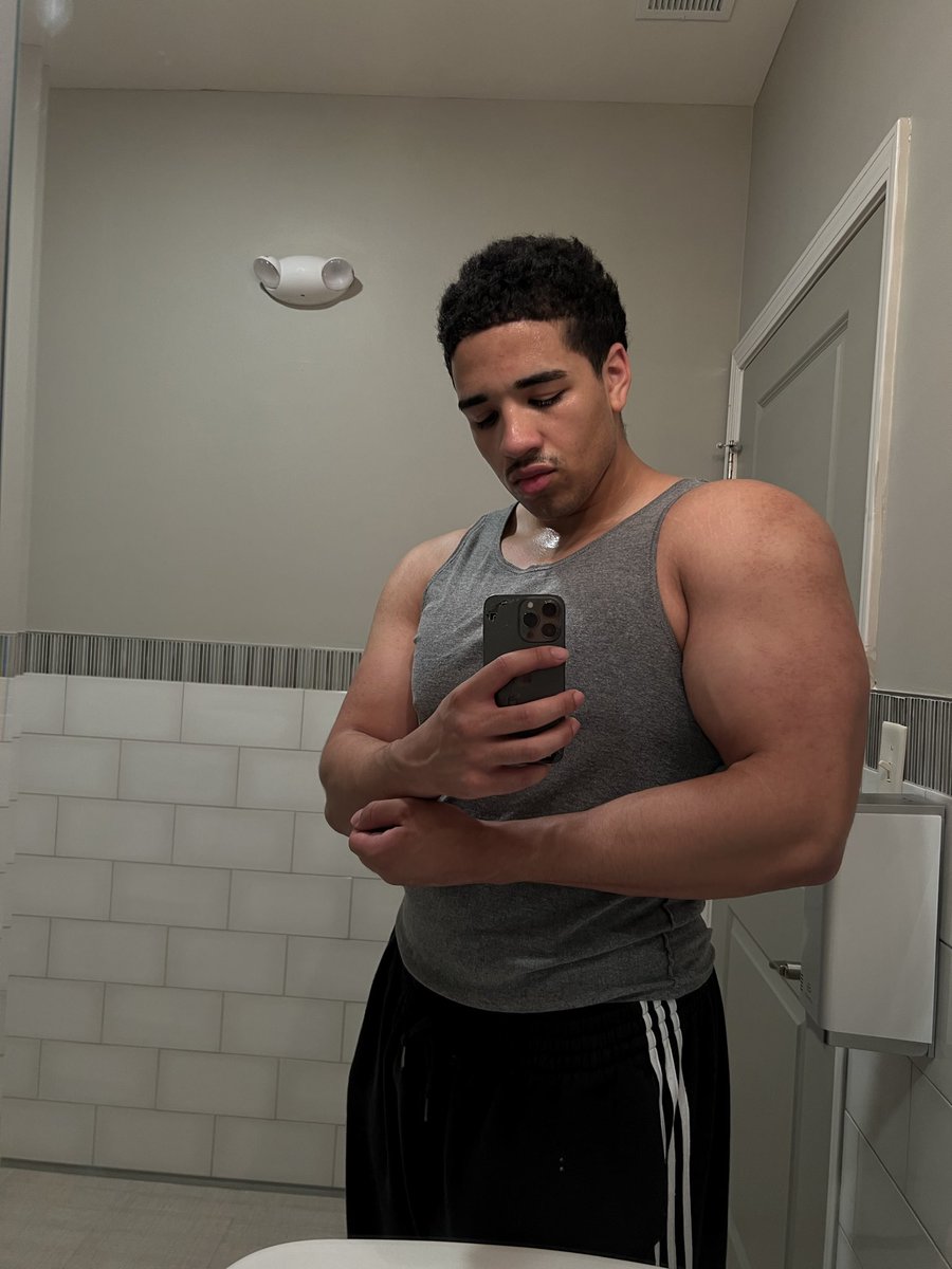Drespmstwt's tweet image. arms