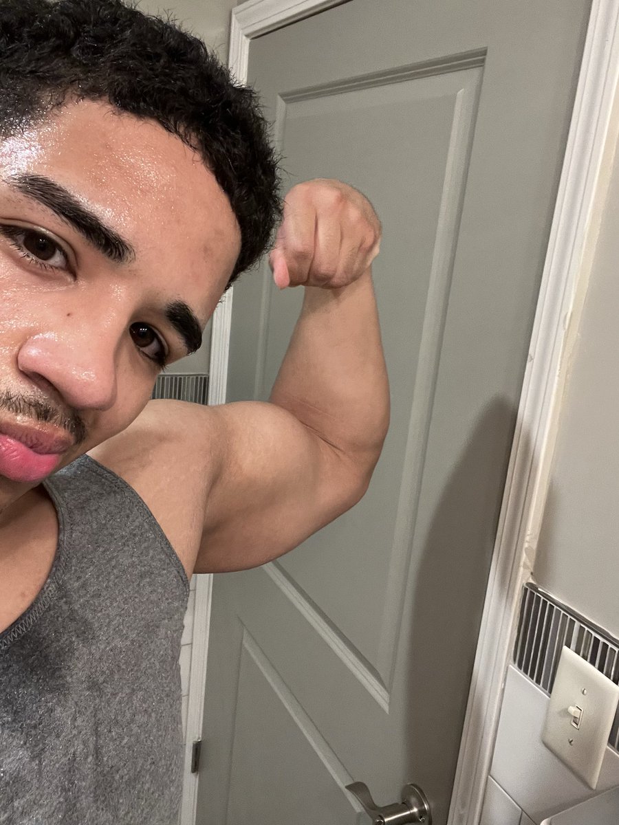 Drespmstwt's tweet image. arms