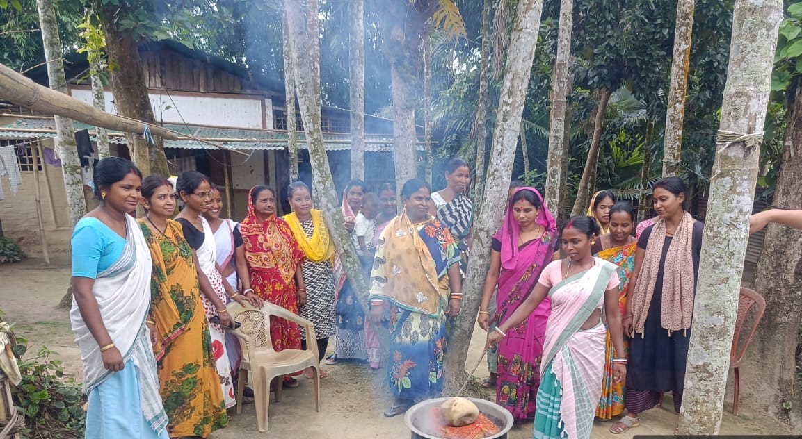 AusCGKolkata's tweet image. This #WorldFoodDay we celebrate🌏collaboration for a food-secure future 🌽. 🇦🇺’s #DirectAidProgram works🫱in🫲with 🇮🇳 partners to support training in agriculture. In Assam, women are gaining skills in mushroom🍄cultivation, enhancing livelihoods &amp;amp; promoting sustainable farming.