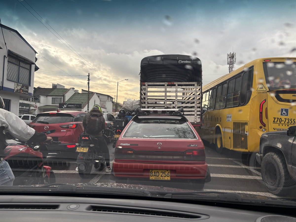 Reto a la <a href="/SectorMovilidad/">Movilidad Bogotá</a> a que algún día acabe con el caos que es salir de Castilla en la mañana. Todos los días es la misma terapia en este sector de Bogotá. Hoy más de 40 minutos para salir por la novena a la Boyacá. Piedad <a href="/Bogota/">Alcaldía de Bogotá</a> <a href="/CarlosFGalan/">Carlos F. Galán</a>