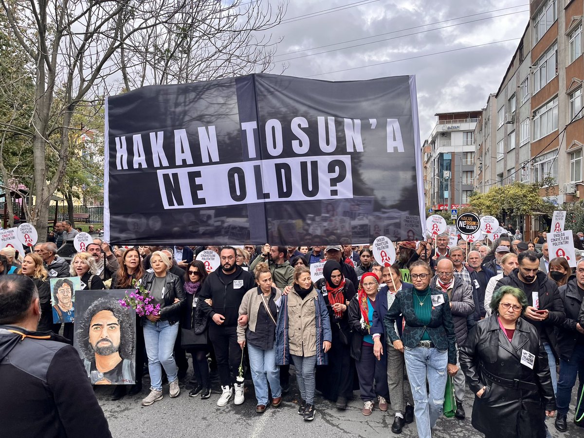 Katledilen gazeteci, belgeselci, yaşam savunucusu için binlerle omuz omuza #HakanTosunaAdalet talep ediyor, #HakanTosunaNeOldu diye soruyoruz.