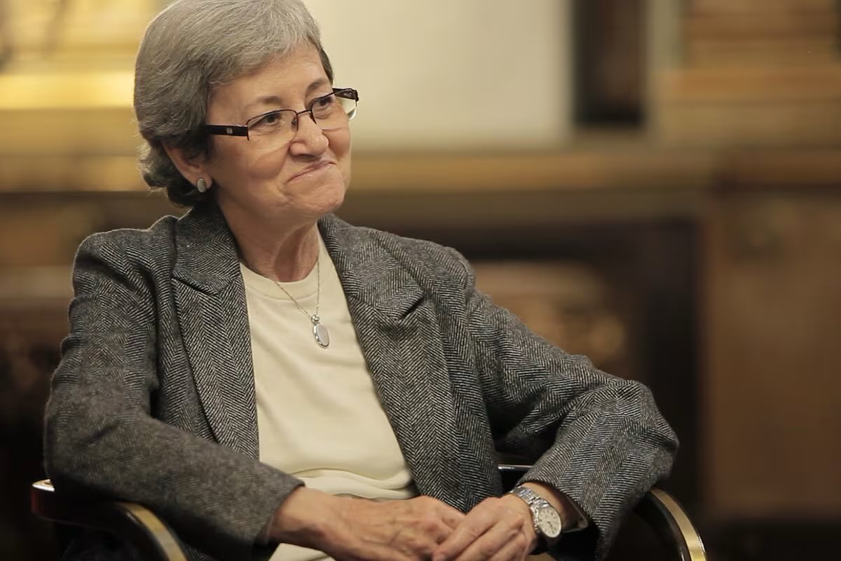 Profunda tristeza por el fallecimiento de #CarlotaBustelo, referente feminista, diputada constituyente, 1ª dtra. del Instituto de la Mujer. Maestra que inició las políticas de igualdad en España. Siempre estuvo  cuando la necesitamos. Para todo, para todas. #Legado Gracias 💜