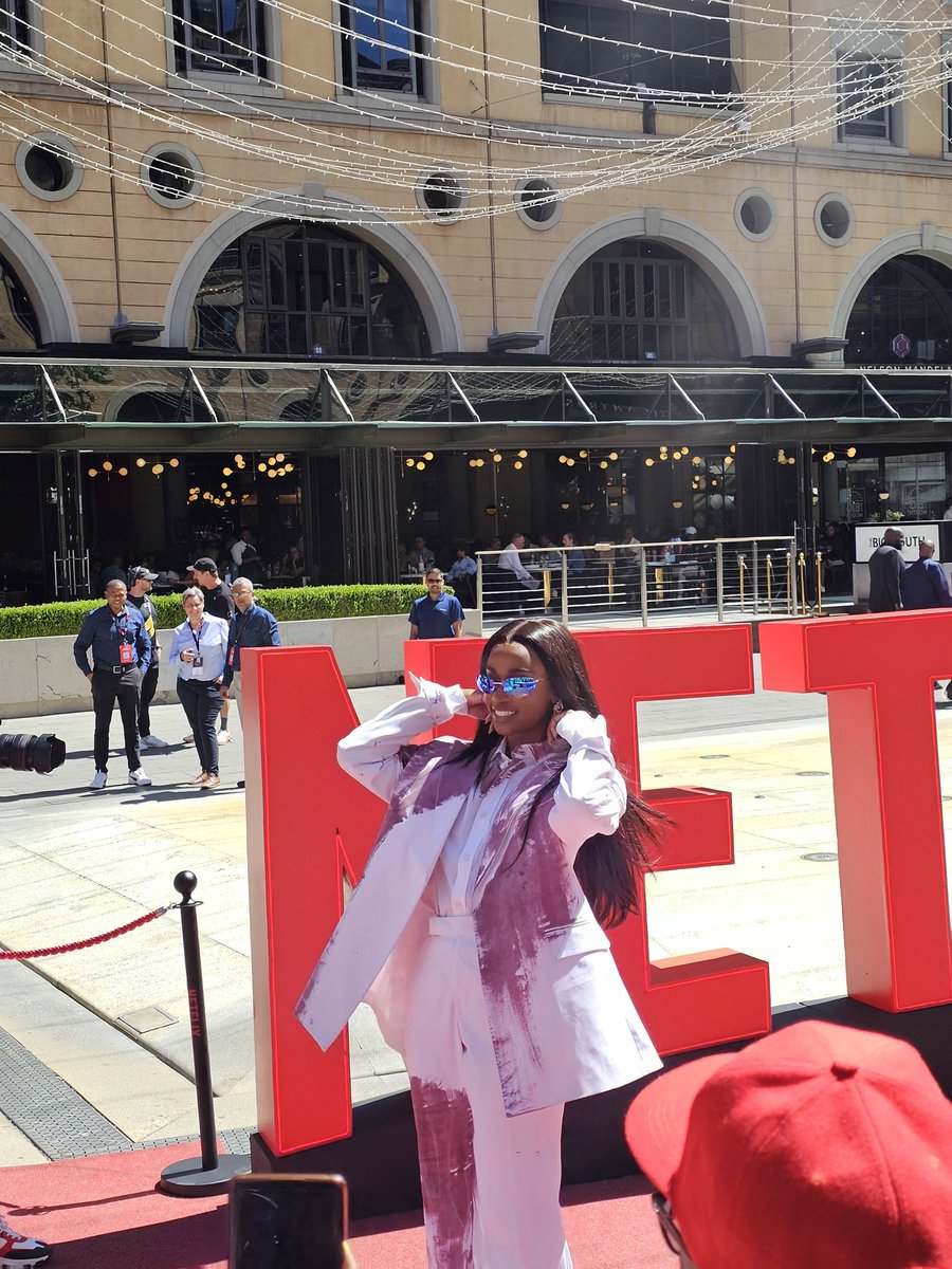 It's hot outside, but the red carpet at #NetflixBadInfluencer activation is hottttteerrrrrr.