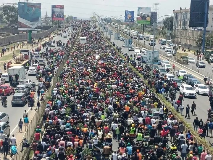 TimothyOtieno_'s tweet photo. If these are the scenes in Nairobi following the arrival of the late Raila Odinga’s body to the country, just IMAGINE how things will be tomorrow in Kisumu &amp; later on in Bondo over the weekend?!

We’ll never ever see such a leader in Kenya, not in our generation. 🕊️ https://t.co/kgWBcgD7ky