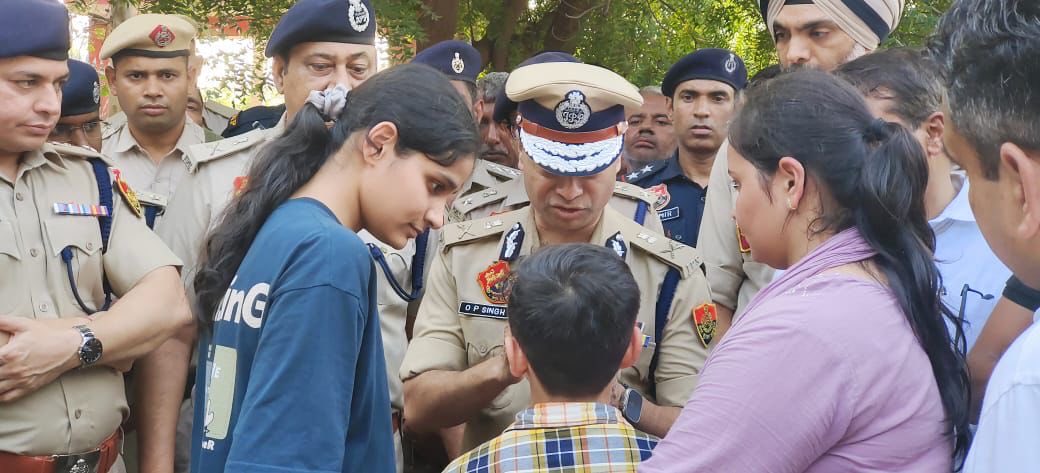 police_haryana's tweet photo. DGP Haryana Sh. O.P. Singh visited Julana and met the bereaved family of the deceased ASI. Expressing deep sorrow, he said, “I feel extremely sad for the young children of both the departed colleagues.”
#HaryanaPolice #ServiceAndSacrifice 
@NayabSainiBJP @opsinghips @cmohry https://t.co/43wMdBAxaa