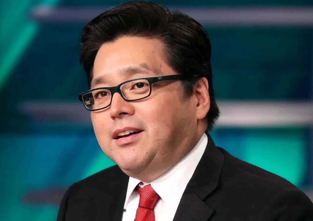 BitcoinNews21M's tweet image. Tom Lee says, "Bitcoin has become a $2 trillion asset. Never in financial history has anything reached $2 trillion and disappeared."
"Ignore it at your own risk."