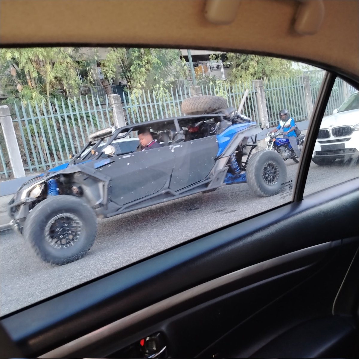 marga2478's tweet photo. @INTRANT_RD me confundí esta mañana en la Av. Los Próceres, cuando este señor encendió su bocina como si fuera una ambulancia, todos quedamos desconcertado! No sabía que ese tipo de sonido lo podían usar todo el mundo.
#SOS
#coerd https://t.co/hPvHF4PYsz