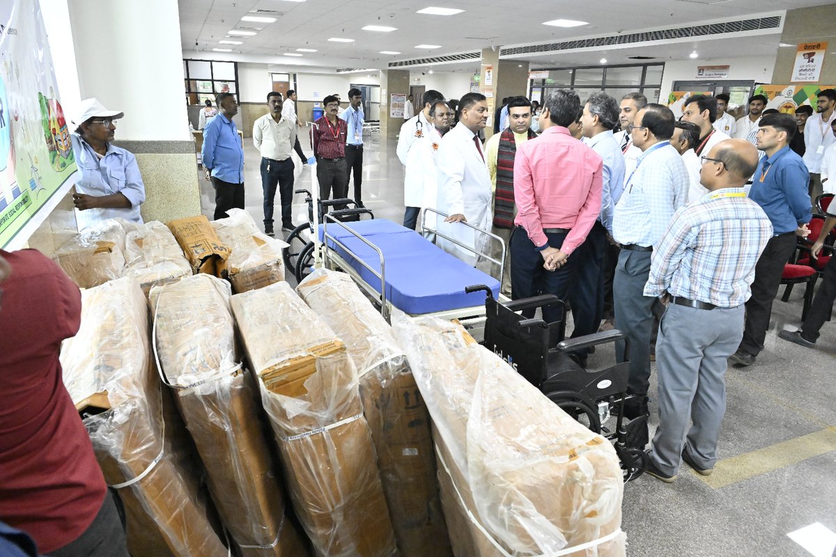 🔹AIIMS Nagpur extends sincere gratitude to the Nagpur Academy of Defence Production (NADP) for donating wheelchairs &amp; stretchers
🔹Dr P. P. Joshi (ED, @aiimsnagpur) &amp; Dr J. P. Das (PD, NADP) led the handover, further enhancing patient mobility &amp; care facilities at the institute