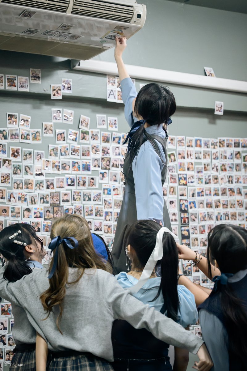 TDS_048's tweet image. จังหวะติดรูปโพลารอยด์ที่ #CatRadio 
น่าจะข้าวจ้าวเป็นคนเริ่มชี้ขึ้นไปว่าข้างบนไหม
แล้วเพื่อนๆก็ชี้ตาม ละดูบลายธ์หันมามองประมาณว่า
เอาจริงดิ 55555

สุดท้ายขึ้นไปติดโดยน้องบลายธ์
ใครผ่านไปที่ห้องส่งแคทคราวหน้าคือรูปน้องรุ่น 6
อยู่ใต้แอร้ด้านบนนะครับ 😂…