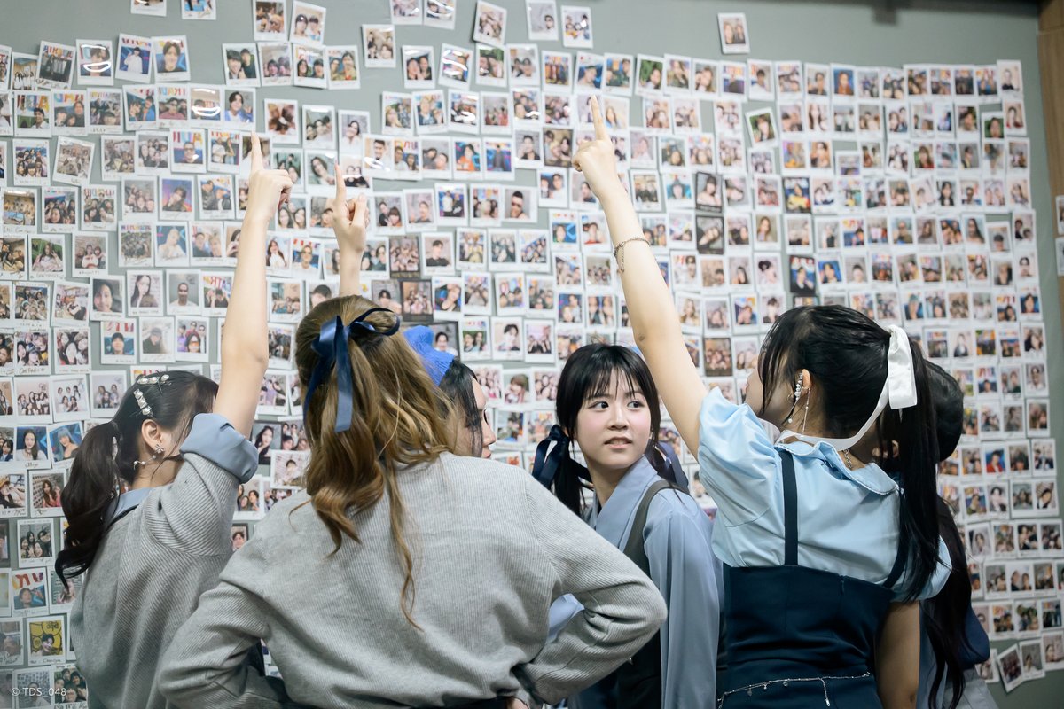 TDS_048's tweet image. จังหวะติดรูปโพลารอยด์ที่ #CatRadio 
น่าจะข้าวจ้าวเป็นคนเริ่มชี้ขึ้นไปว่าข้างบนไหม
แล้วเพื่อนๆก็ชี้ตาม ละดูบลายธ์หันมามองประมาณว่า
เอาจริงดิ 55555

สุดท้ายขึ้นไปติดโดยน้องบลายธ์
ใครผ่านไปที่ห้องส่งแคทคราวหน้าคือรูปน้องรุ่น 6
อยู่ใต้แอร้ด้านบนนะครับ 😂…