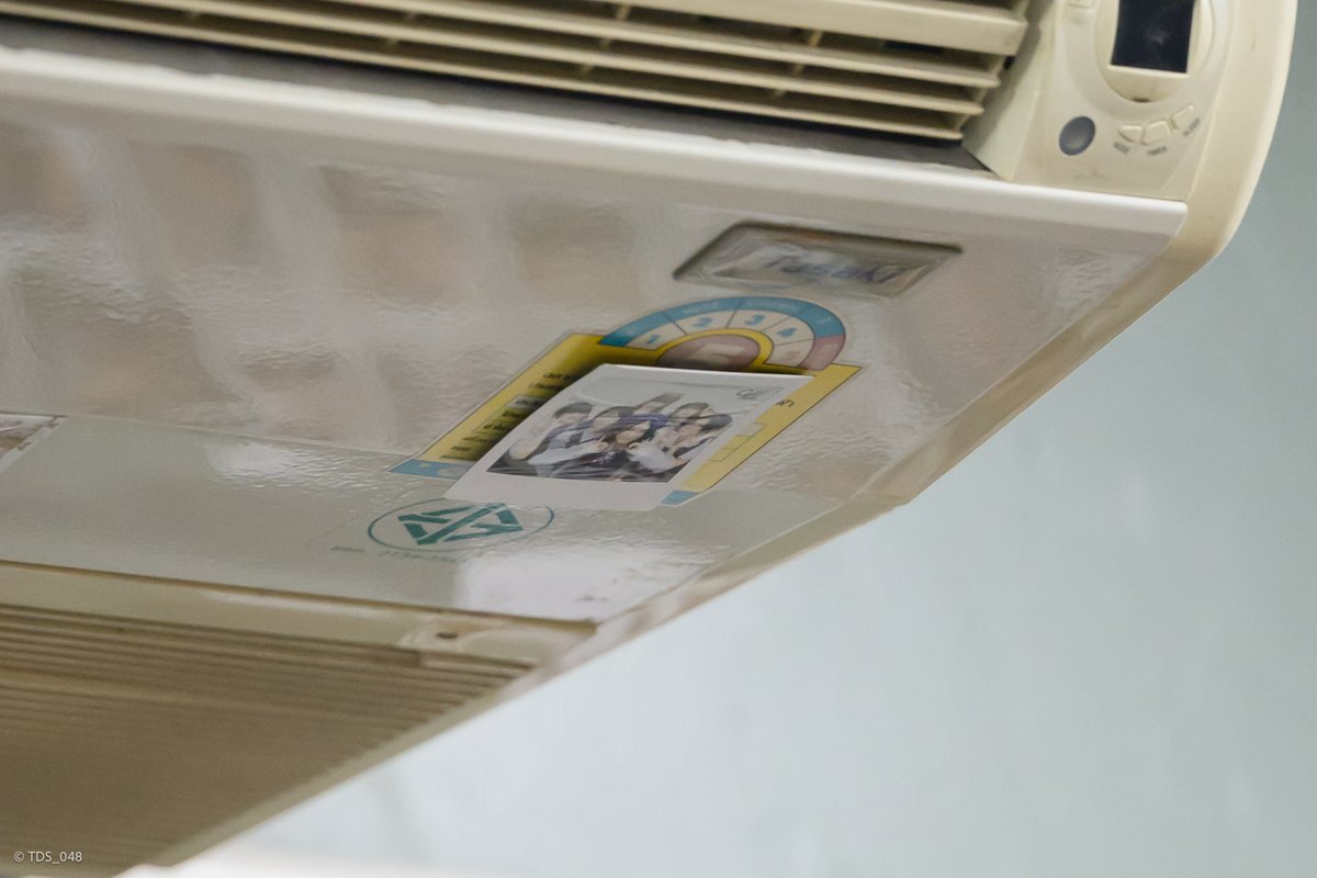 TDS_048's tweet image. จังหวะติดรูปโพลารอยด์ที่ #CatRadio 
น่าจะข้าวจ้าวเป็นคนเริ่มชี้ขึ้นไปว่าข้างบนไหม
แล้วเพื่อนๆก็ชี้ตาม ละดูบลายธ์หันมามองประมาณว่า
เอาจริงดิ 55555

สุดท้ายขึ้นไปติดโดยน้องบลายธ์
ใครผ่านไปที่ห้องส่งแคทคราวหน้าคือรูปน้องรุ่น 6
อยู่ใต้แอร้ด้านบนนะครับ 😂…