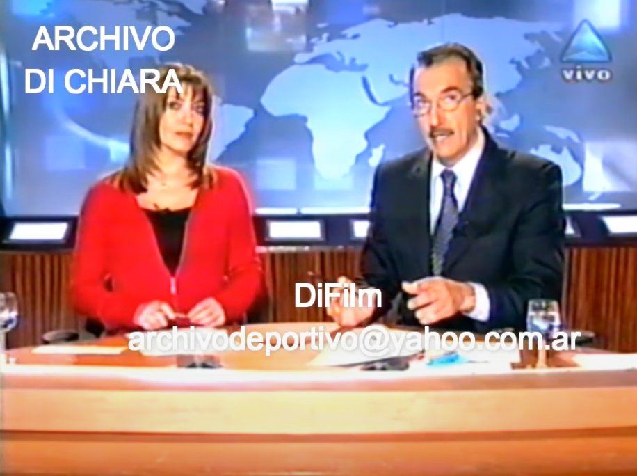 archivodebronce's tweet photo. El decorado era exactamente el mismo de Azul Noticias, estrenado en 1999, con un mínimo cambio: el vidrio del fondo perdió su opacidad y la mesa ganó detalles. https://t.co/cbpMoB2hTK