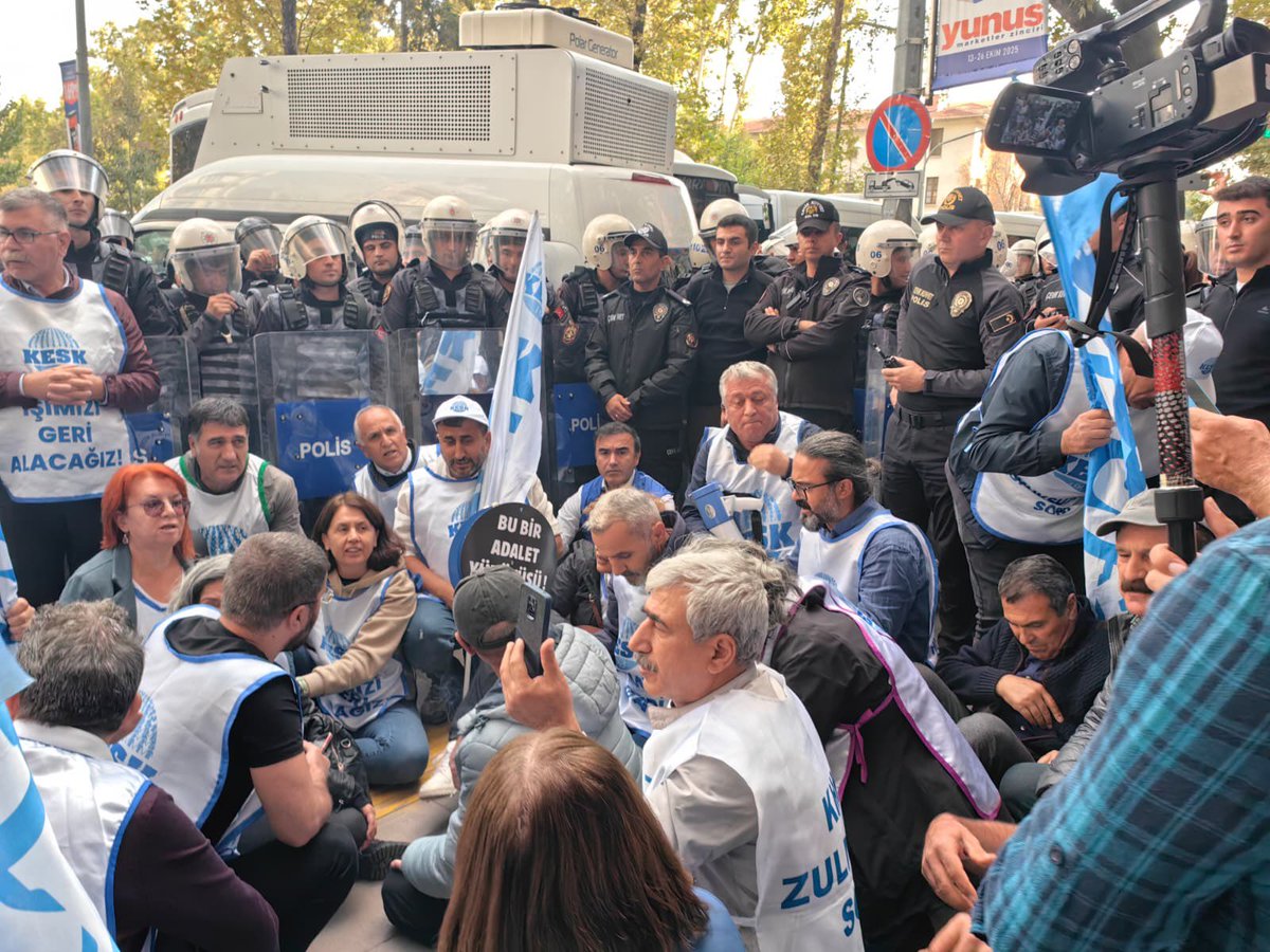 Hukuksuz İhraçlara Karşı Adalet Yürüyüşümüz Engellenemez!

Hukuksuz kararnamelerle görevlerinden ihraç edilen üyelerimizin işe iadesi talebiyle Diyarbakır’dan başlattığımız yürüyüşümüzde, sırasıyla Şanlıurfa, Adıyaman, Gaziantep, Adana ve Mersin illerine uğrayarak başkent