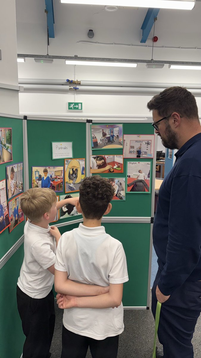 Fosse_TMET's tweet image. After setting up, photography club are welcoming staff for a pre-opening #fmphotography #exciting #fmcommunity