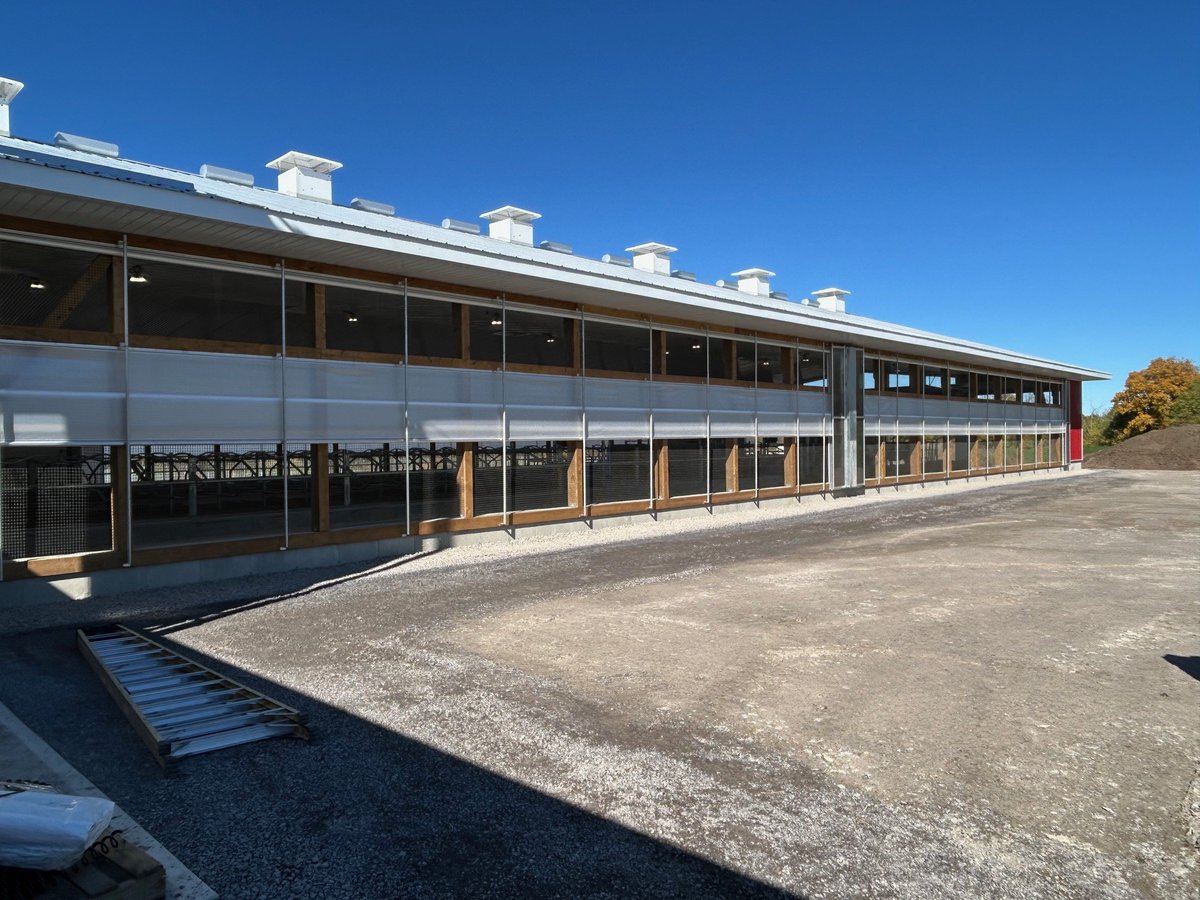 🐄We’re proud to be part of Denhaven Farms stunning new robot dairy barn near Plainfield, ON! 🙌
Project features:
✅No-Main Curtains
✅@enviranorth Altra-Air HVLS Fans
✅Max-Vent Insulated Chimneys
✅AutoFlex @phasoncontrols 

#sunnorth #OntAg #cdnag #RobotBarn #BarnVentilation