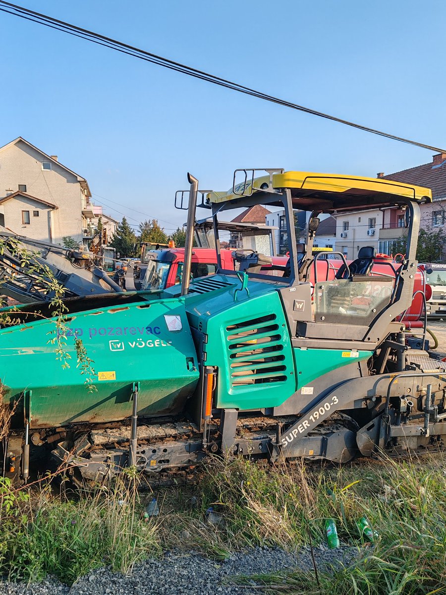 GogiGorane74's tweet image. Nenamensko i bahato trošenje para u Kaluđerici. U ulici Kralja Petra prvog gde se iz šahte izliva voda mesecima da ne kažem godinama oni prvo asfaltiraju pa onda kopaju taj asfalt da saniraju problem.A tu ulicu će očigledno asfaltirati mesecima jer mašine stoje. Posao od 15 dana.
