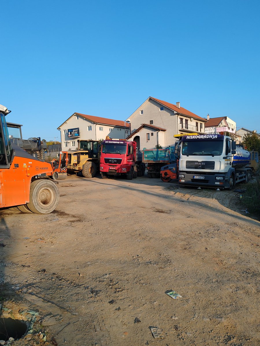 GogiGorane74's tweet image. Nenamensko i bahato trošenje para u Kaluđerici. U ulici Kralja Petra prvog gde se iz šahte izliva voda mesecima da ne kažem godinama oni prvo asfaltiraju pa onda kopaju taj asfalt da saniraju problem.A tu ulicu će očigledno asfaltirati mesecima jer mašine stoje. Posao od 15 dana.