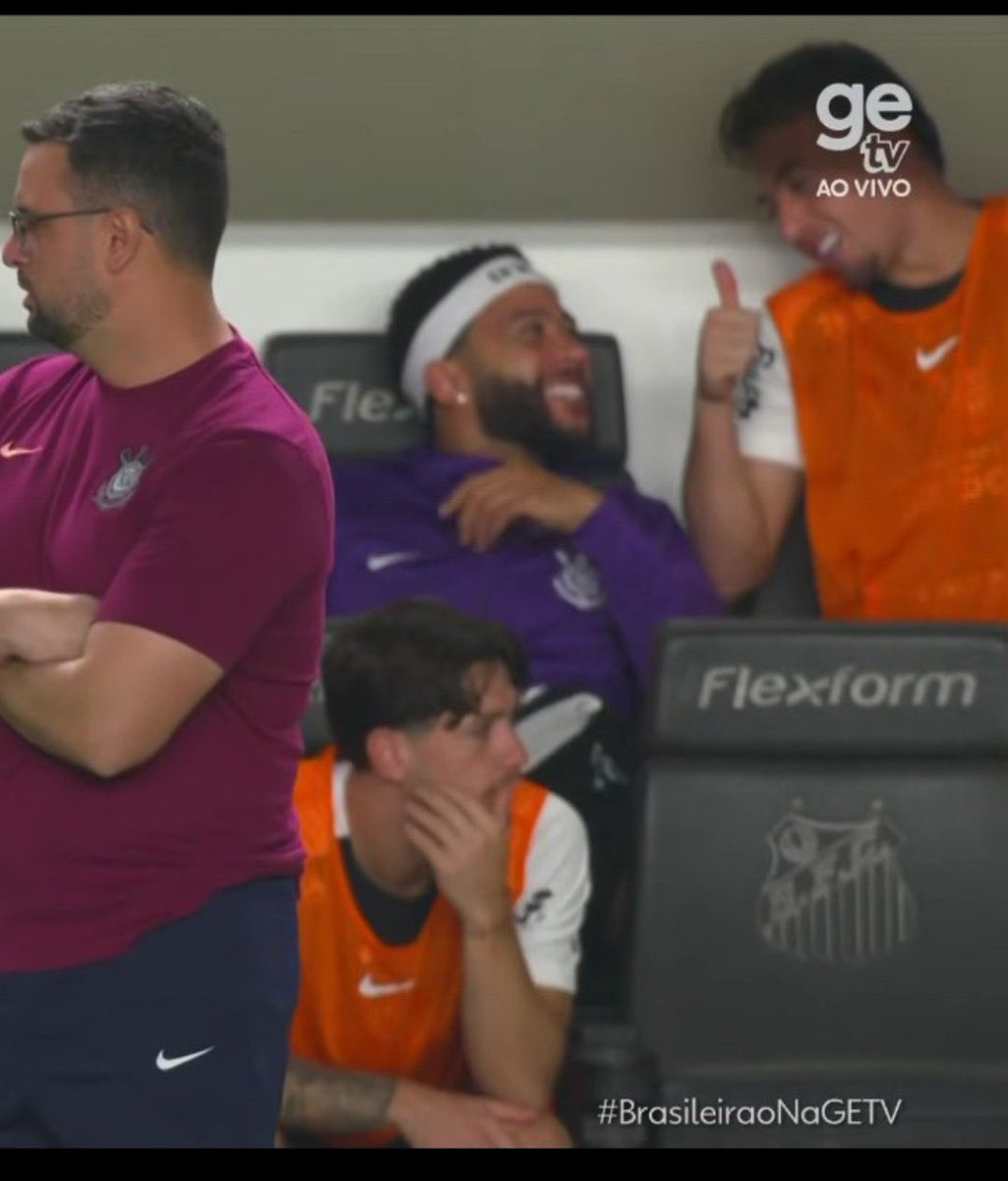 Jogo estava 1x0.

Só eu q não vejo problema com o cara sorrindo no banco de reservas?