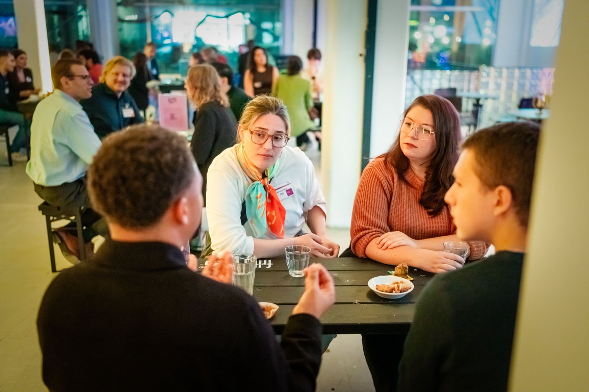 Gisteravond gingen 30 jongeren in gesprek met de Haagse gemeenteraad tijdens de Jongerentop.

💬 “Ik kwam met nul verwachtingen, maar ga met een heel positief gevoel weg.” – Leon

Lees meer: denhaag.nl/nl/gemeenteraa…

#RaadInDeStad #Jongerentop070