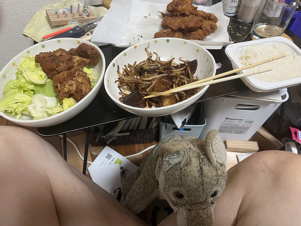 唐揚げ出来た🥗🍗
明日弁当🍱も唐揚げ🍱にする
唐揚げ買ってくるのも良いけど
作るのも良いよな
とりもも肉😊😄🥢
