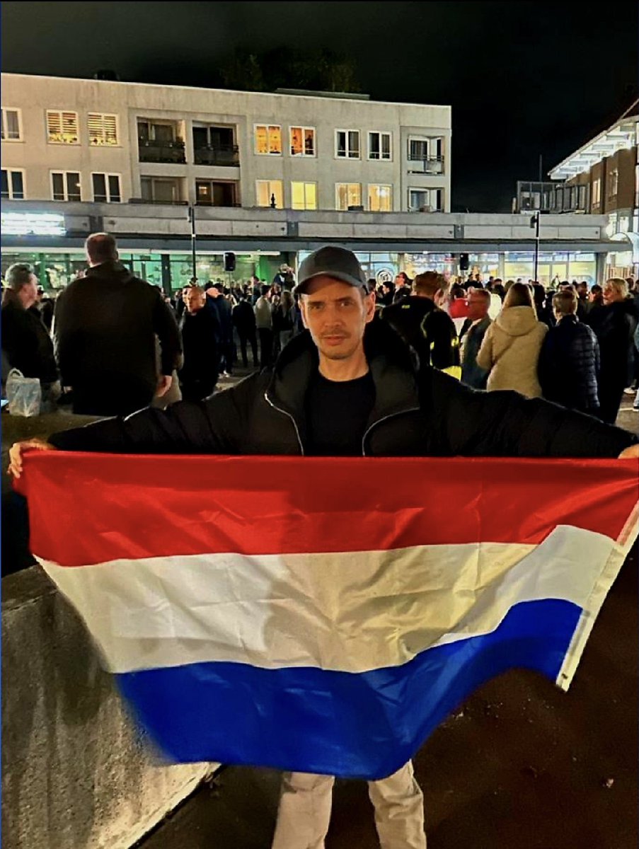 Ronscher1's tweet photo. Ik had hem bijna niet herkend.

 @NoPaseran71 staat hij te demonstreren voor meer Bacardi?

#14words #Erasmusbrug #netjes https://t.co/6YYcIdI0Bs