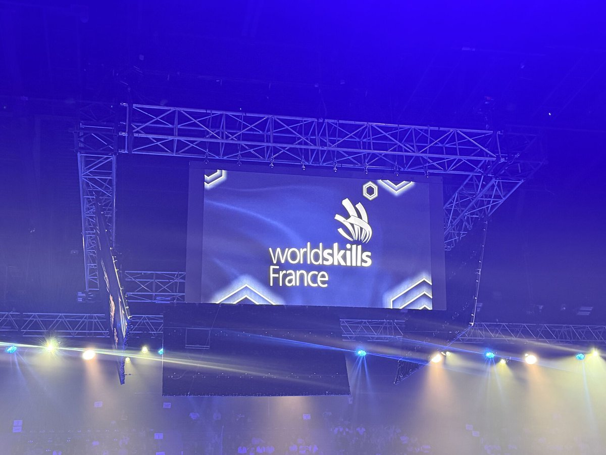 Notre jeunesse est fabuleuse 🇫🇷 (et me met les frissons ☺️)

La grande compétition des métiers démarre ce soir pour créer l’équipe de France des <a href="/WorldSkillsFR/">WorldSkills France</a> !

C’est ça la France qu’il faut montrer partout, ces jeunes qui sont fiers de leur savoir faire, de leur territoire et